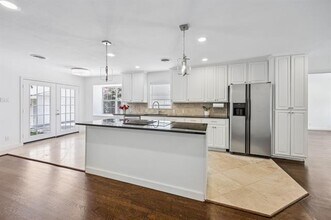10525 Castlegate Dr in Dallas, TX - Building Photo - Building Photo