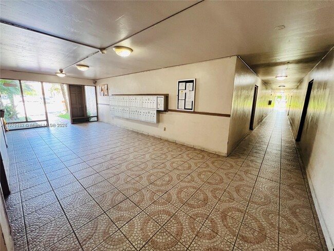 8405 NW 8th St in Miami, FL - Building Photo - Building Photo