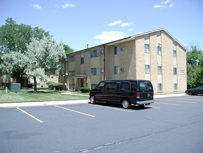 Barwin Place Apartments in Mount Clemens, MI - Building Photo - Primary Photo