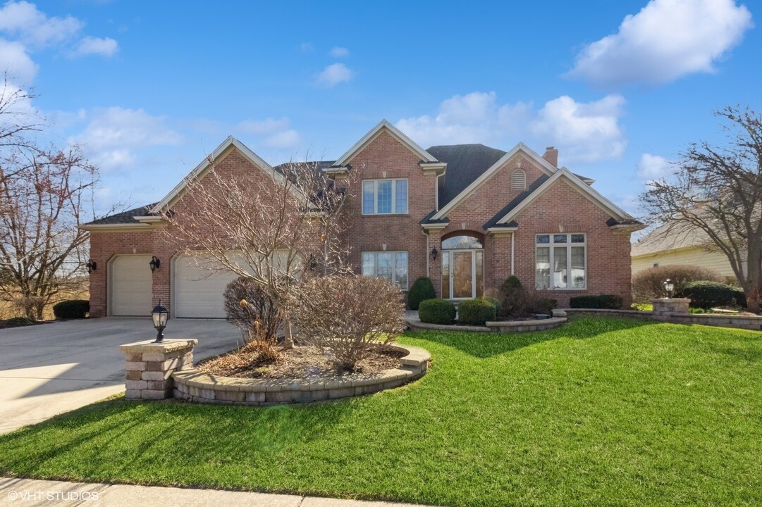3504 White Eagle Dr in Naperville, IL - Building Photo