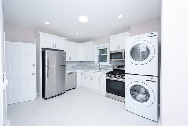 15-17 Saunders St in Boston, MA - Building Photo - Building Photo