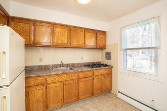 Greenfield Gardens in Edison, NJ - Building Photo - Building Photo