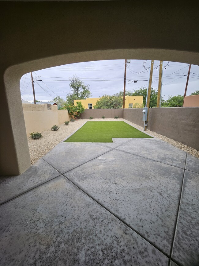 1003 N Armijo St in Las Cruces, NM - Foto de edificio - Building Photo