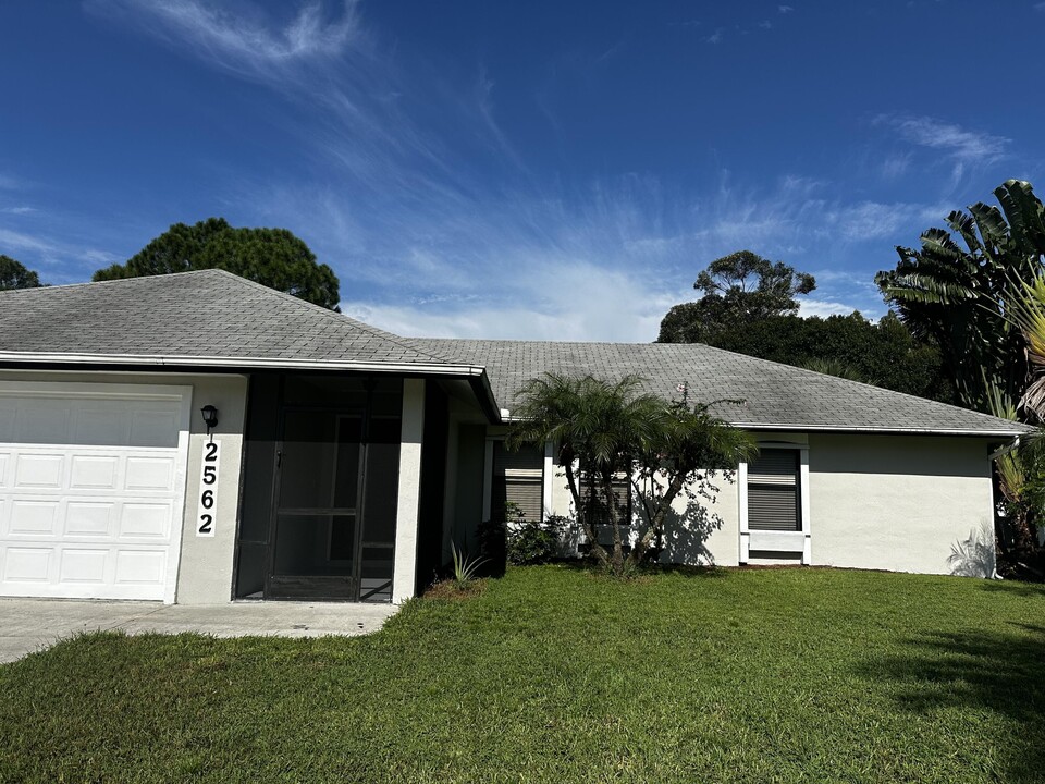 2562 SW Kenilworth St in Port St. Lucie, FL - Building Photo