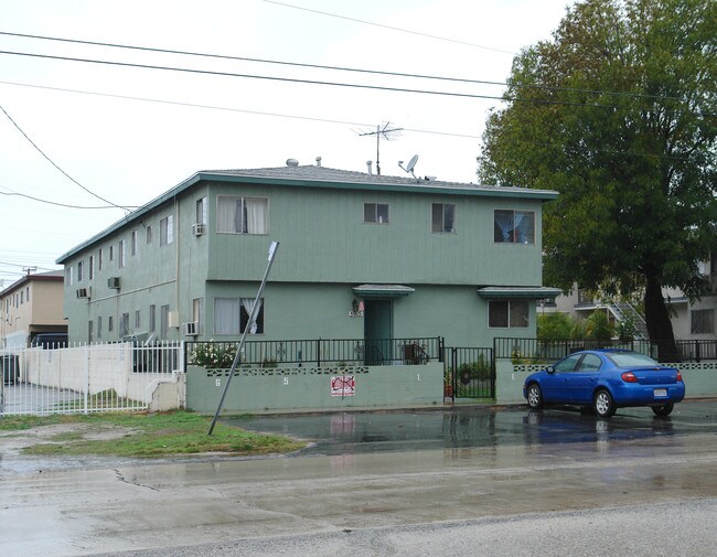 5915 Cahuenga Blvd in North Hollywood, CA - Foto de edificio - Building Photo