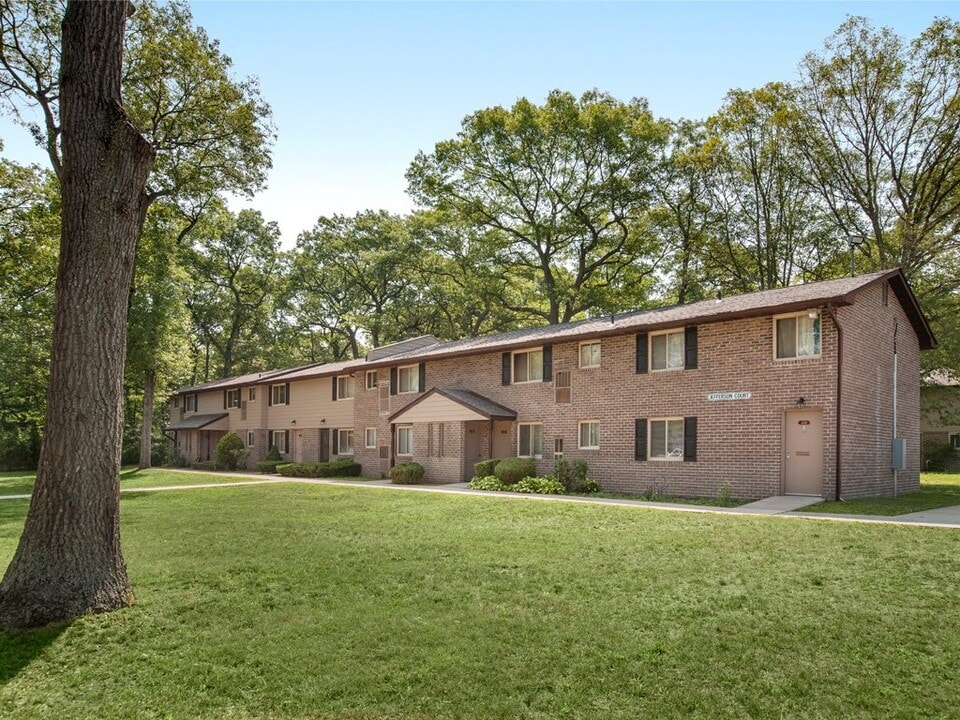 Oakview Apartments in Coram, NY - Building Photo