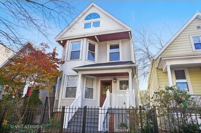 property at 1729 W Balmoral Ave