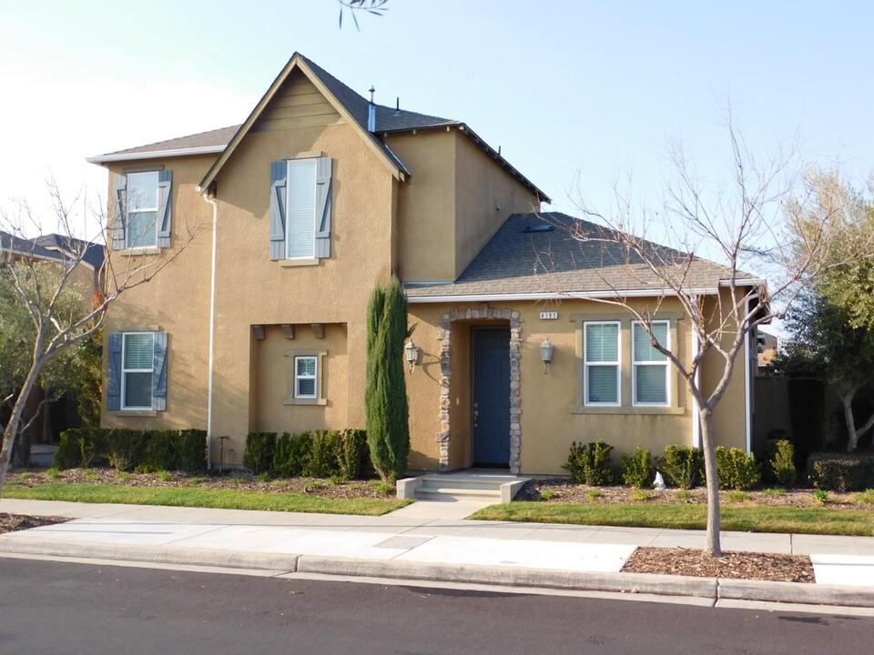 4193 Harlan Ranch Blvd in Clovis, CA - Foto de edificio