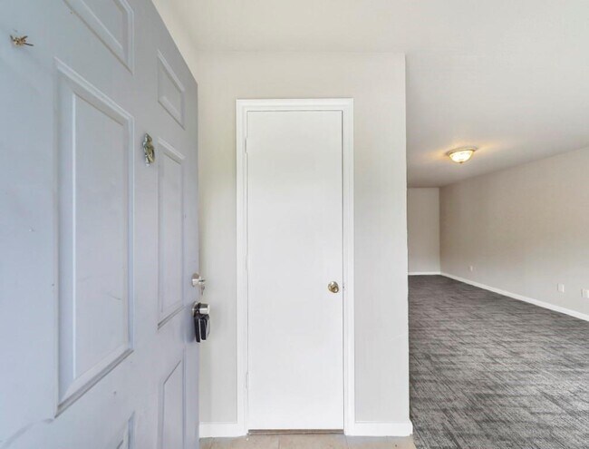 7201 Hallshire Dr-Unit -124 in Houston, TX - Building Photo - Building Photo