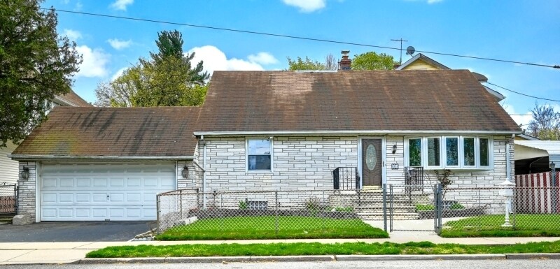 100 Riverside Ave in Lyndhurst, NJ - Building Photo