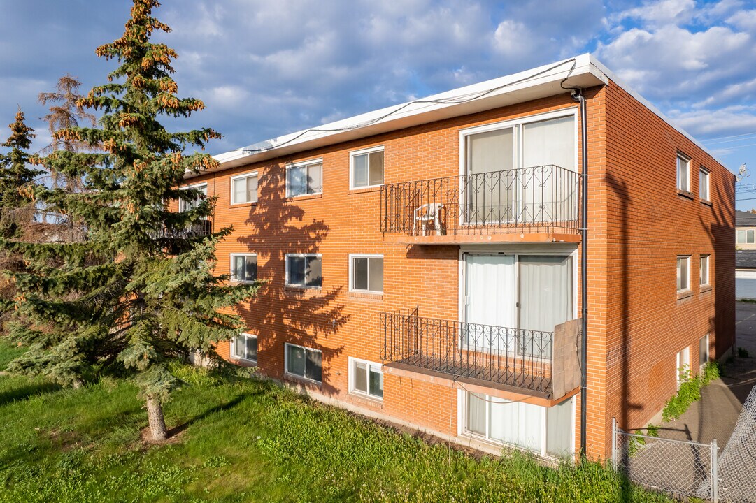 Westbrook Manor in Calgary, AB - Building Photo