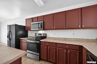 2230 N 94th Ln in Phoenix, AZ - Foto de edificio - Building Photo