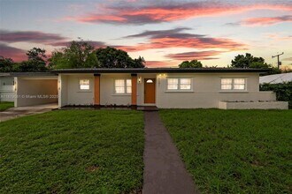 2101 NW 189th Terrace in Miami Gardens, FL - Foto de edificio - Building Photo