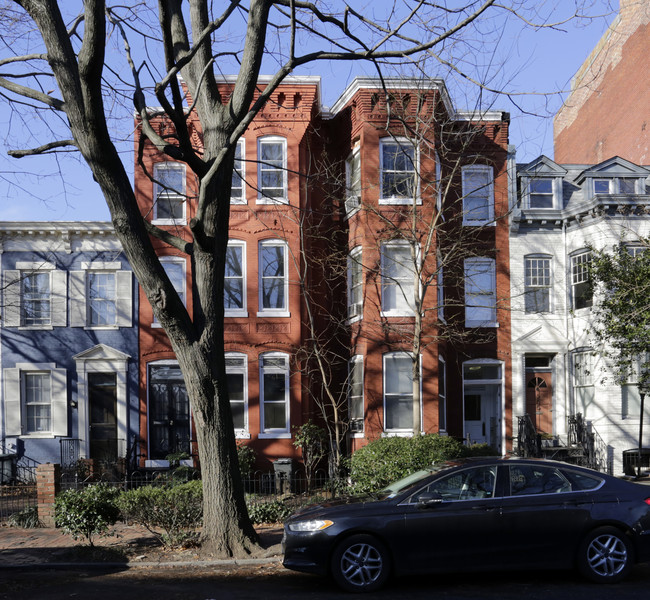 207 3rd St SE in Washington, DC - Foto de edificio - Building Photo