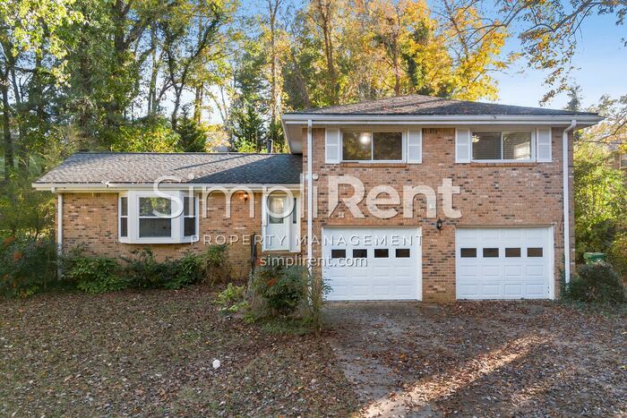 2447 Whites Mill Ln in Decatur, GA - Foto de edificio