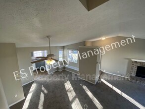 10044 Lone Wolf Dr in Indianapolis, IN - Building Photo - Building Photo