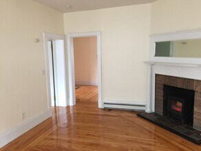 16 Dayton St, Unit 1F in Worcester, MA - Foto de edificio - Building Photo