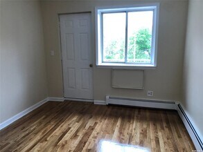 41-21 70th St-Unit -3RD FL in Queens, NY - Building Photo - Building Photo