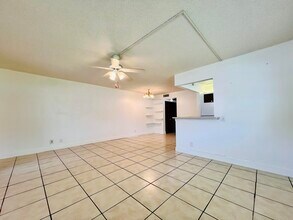 300 Camden M in West Palm Beach, FL - Building Photo - Building Photo