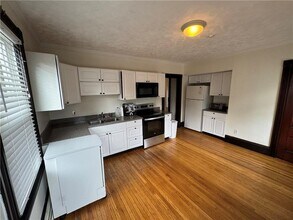 29 Powel Ave in Newport, RI - Foto de edificio - Building Photo