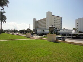 200 The Esplanade S in Venice, FL - Building Photo - Building Photo