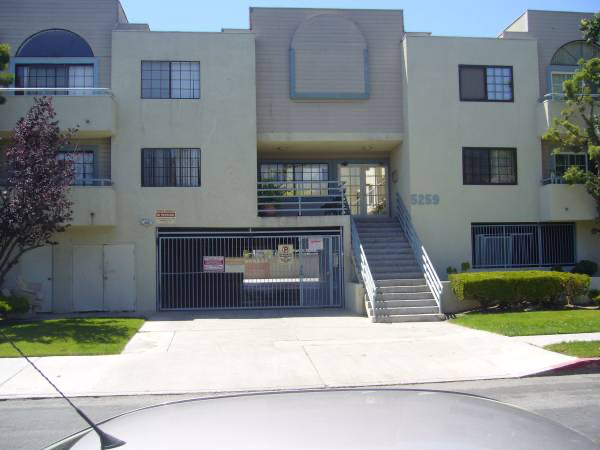 5259 Cartwright Ave in Los Angeles, CA - Building Photo