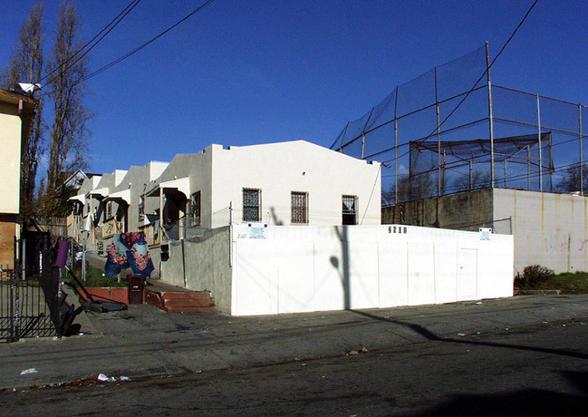 Multi-family in Oakland, CA - Foto de edificio - Building Photo