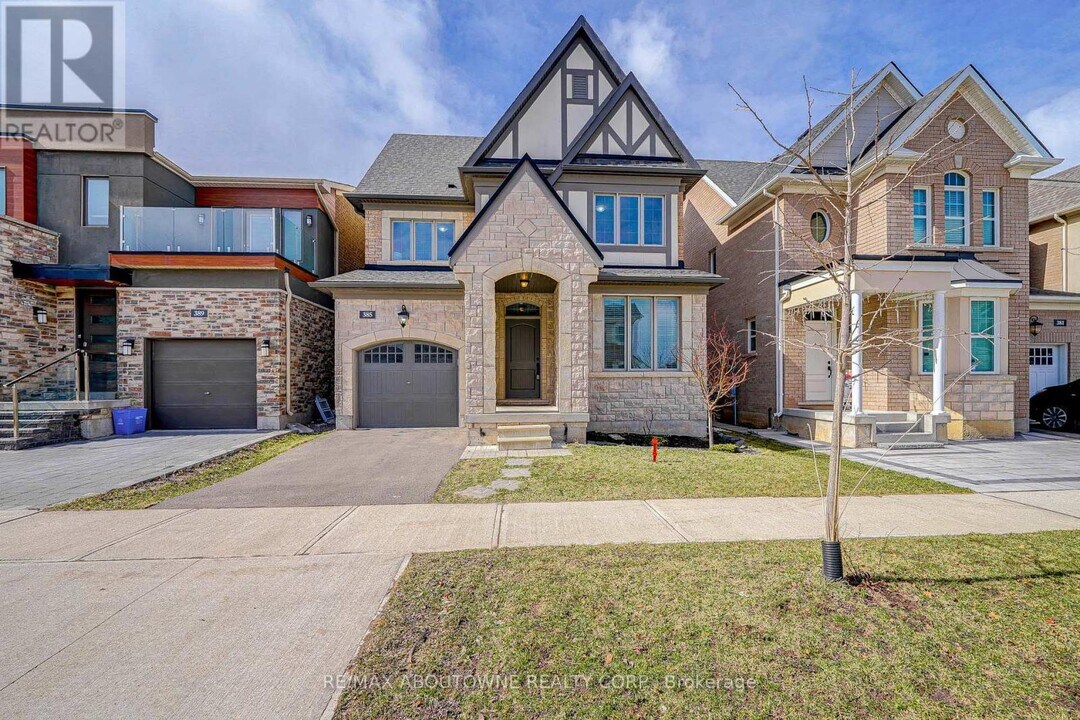385 Dahlia Trail in Oakville, ON - Building Photo