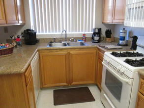 Whispering Meadows Apartments and Suites in Bakersfield, CA - Foto de edificio - Building Photo