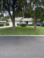 13 Oaks Dr in Jacksonville Beach, FL - Building Photo