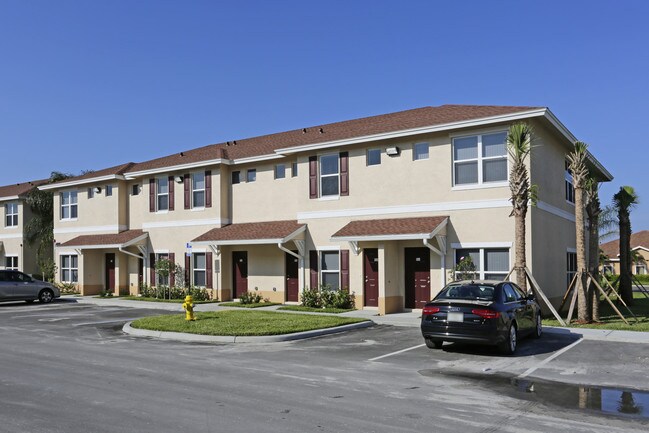 Mirage Bay Apartments in Ft. Myers, FL - Building Photo - Building Photo
