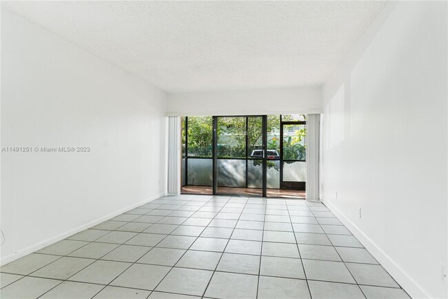 5841 Washington St, Unit 57 in Hollywood, FL - Foto de edificio - Building Photo