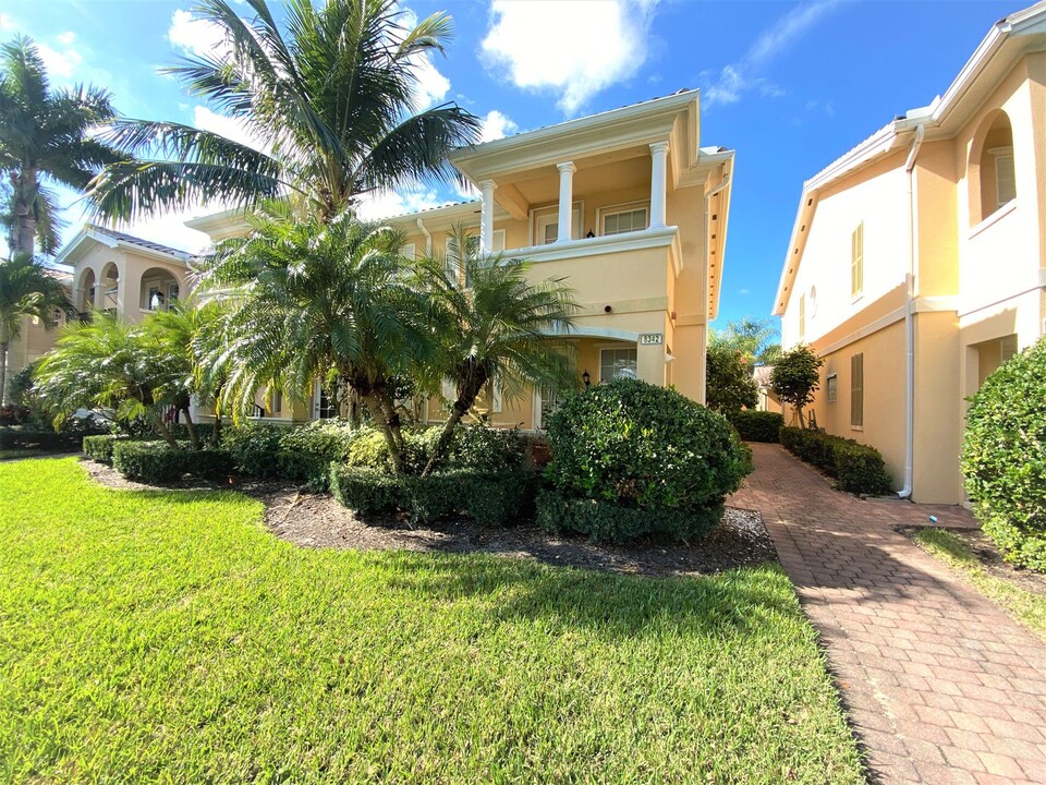 8342 Rimini Way in Naples, FL - Building Photo