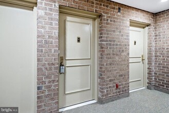 11401 Commonwealth Dr in Rockville, MD - Building Photo - Building Photo