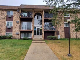 670 Hill Dr, Unit 209 in Hoffman Estates, IL - Building Photo