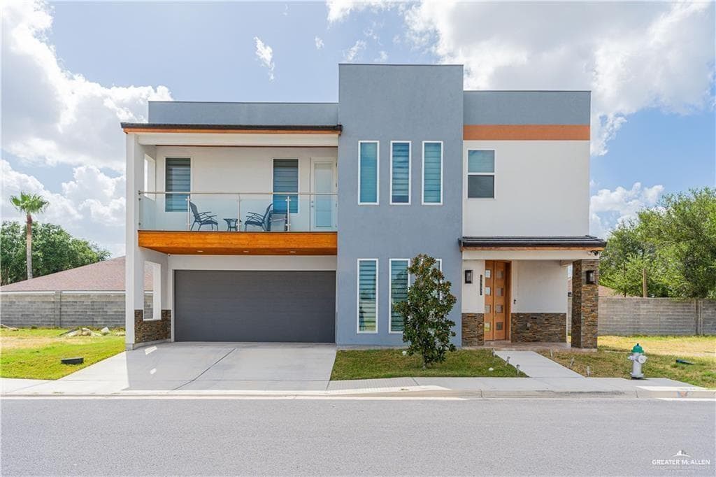 6907 N 11th Ln in McAllen, TX - Building Photo