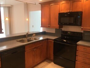1111 N Gulfstream Ave in Sarasota, FL - Building Photo - Building Photo