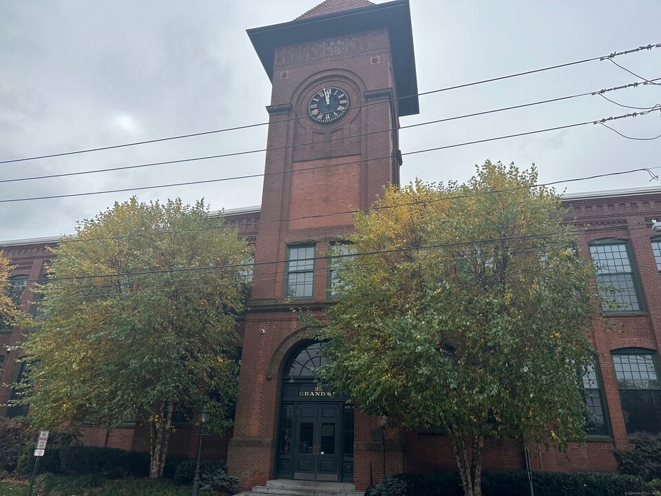 25 Grand St in Norwalk, CT - Building Photo