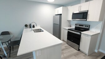 475 St Anne's Rd in Winnipeg, MB - Building Photo