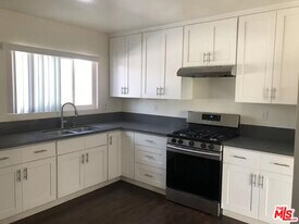 2530 Carmona Ave in Los Angeles, CA - Building Photo