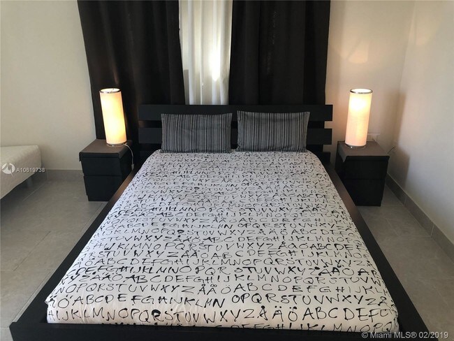 7900 Tatum Waterway Dr-Unit -301 in Miami, FL - Building Photo - Building Photo