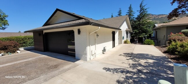 4325 Jennie Way in Medford, OR - Building Photo - Building Photo