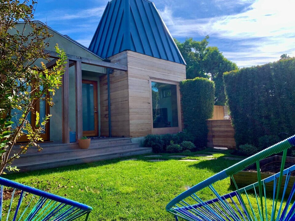 1076 Nowita Pl in Los Angeles, CA - Building Photo