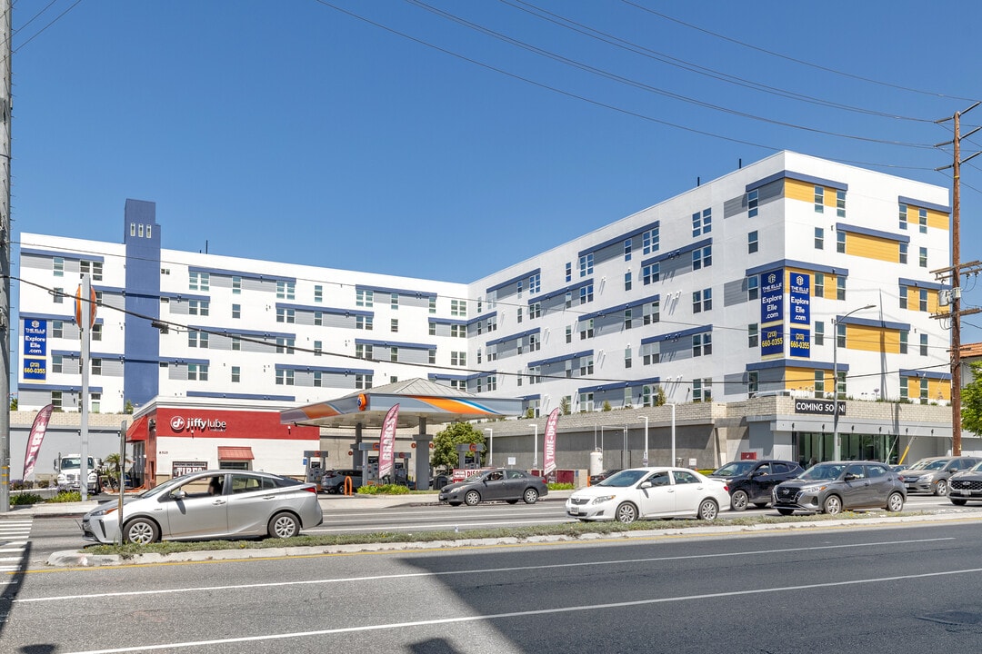 Elle at Westchester in Los Angeles, CA - Foto de edificio