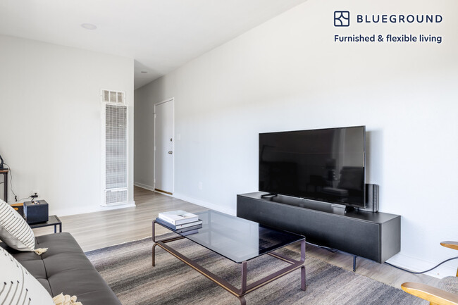 3537 Clarington Ave-Unit -FL2-ID418 in Los Angeles, CA - Building Photo - Building Photo