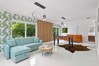 401 SW 23rd Rd in Miami, FL - Foto de edificio - Building Photo