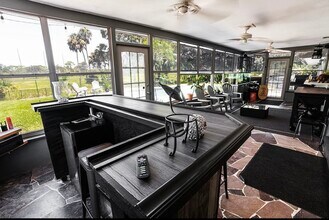 709 Fairway Dr in New Smyrna Beach, FL - Foto de edificio - Building Photo