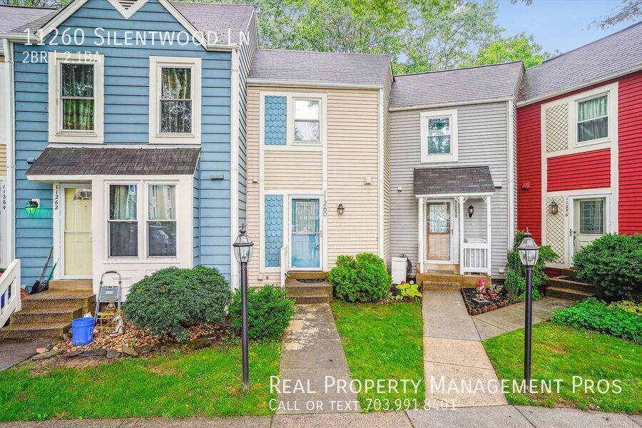 11260 Silentwood Ln in Reston, VA - Building Photo