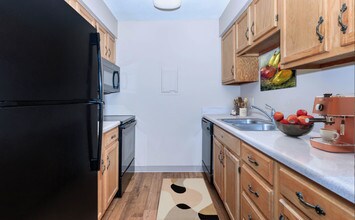 Oakwood Trail Apartments in Omaha, NE - Building Photo - Building Photo