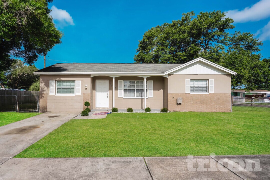 3528 Libby Loop in Tampa, FL - Foto de edificio